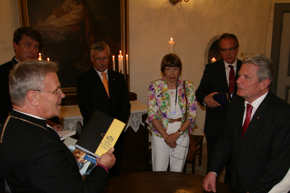 Peapiiskop ja Saksamaa president Joachim Gauck Toomkirikus (foto A. Tuhkru)