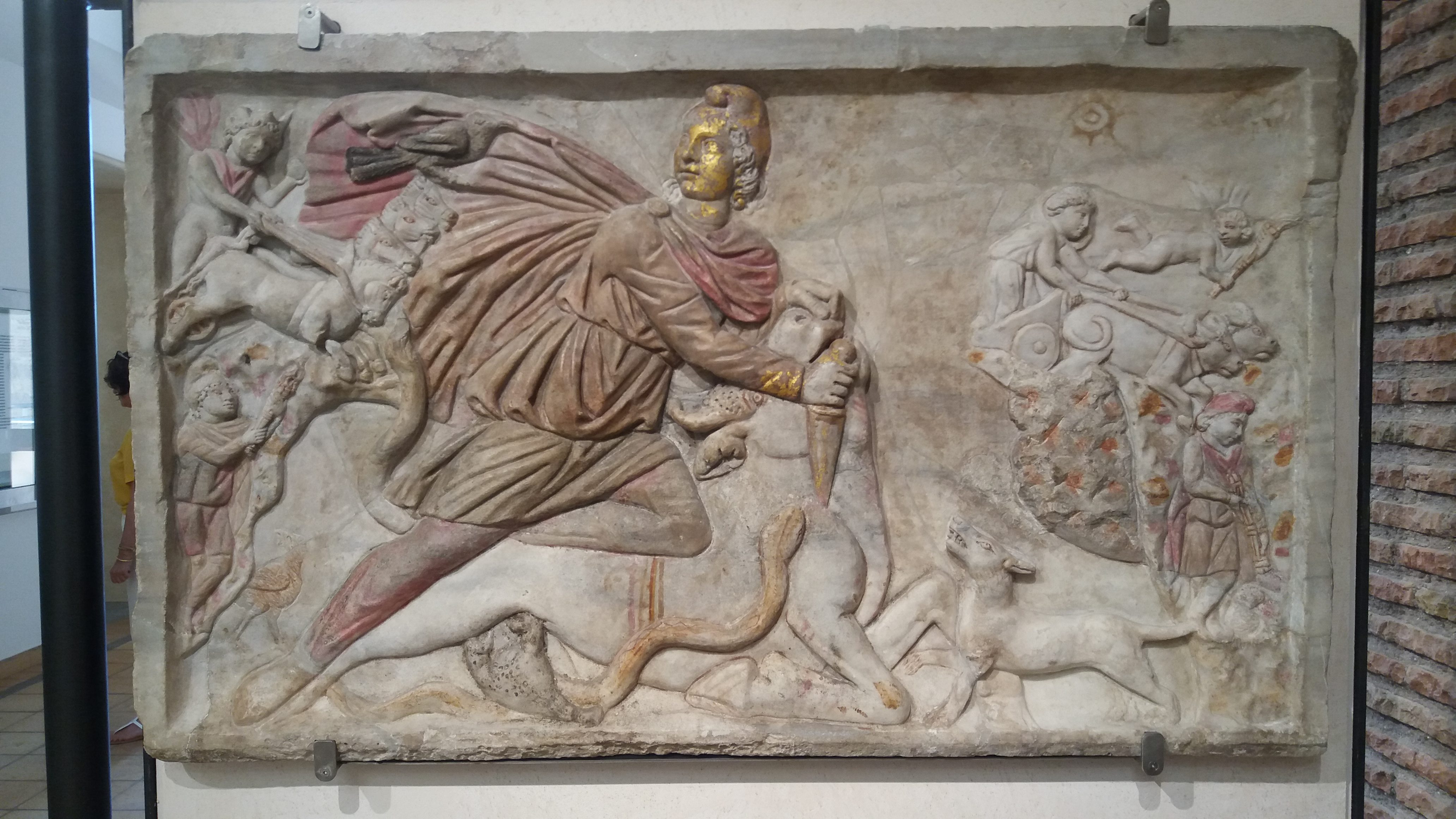 Foto 5: Mithrase härjatappu kujutav reljeef Castra Peregrinorumi mithraeum’ist (Rooma), Rooma Rahvusmuuseum. Jumala kullatud jumala nägu vihjab tema solaarsele iseloomule (foto: Jaan Lahe)