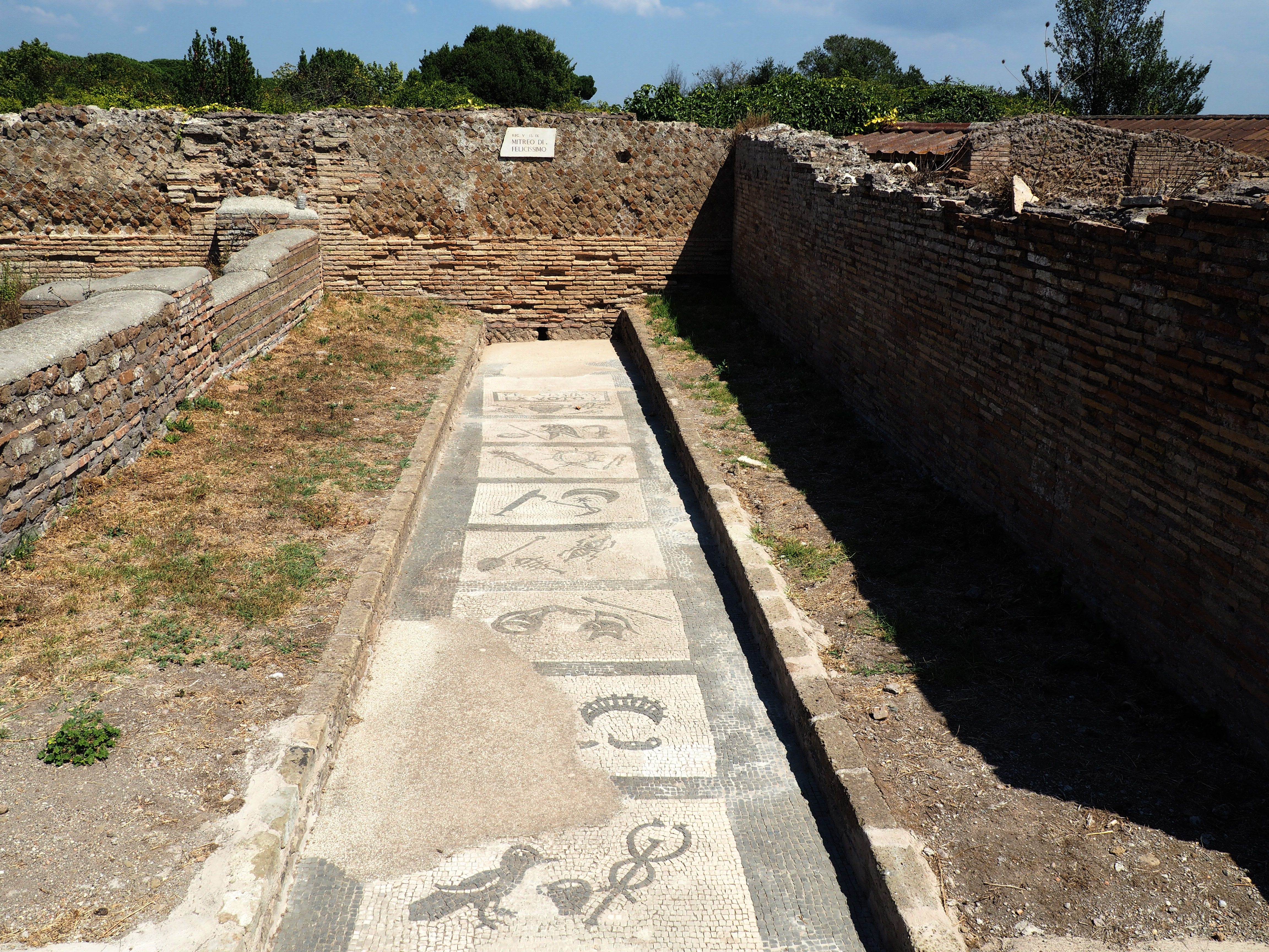 Foto 8: Seitsme pühitsusastme embleeme kujutav põrandamosaiik Felicissimuse mithraeum’is Ostias (foto: Ursula Vent)